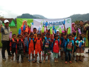 Distribusi tas sekolah dan tumbler untuk mendukung program bebas sampah plastik