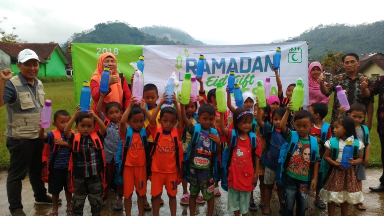 Distribusi tas sekolah dan tumbler untuk mendukung program bebas sampah plastik