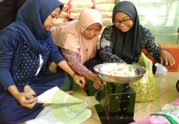 Distribusi Bahan Makanan Untuk 27 Anak Yatim