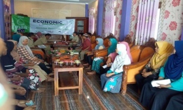 YWMI dan Pemerintah Desa Ngloro, Membagikan Bantuan UMKM Warga Ngloro