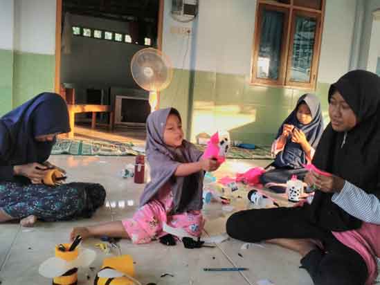 Berlatih mendaur ulang sampah plastik